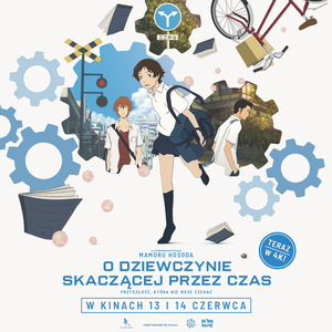 Kolorowa grafika. Kolaż animowanych elementów. Dziewczyny w szkolnym mundurku, kół zębatych, osoby idącej po przejściu dla pieszych, osoby w ogródku, roweru. Tło grafiki jest białe.