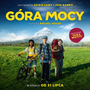 Kolorowy plakat. Trójka dzieci: dziewczynka z rowerem, chłopiec z turystycznym plecakiem i drugi chłopiec stoją na zielonej łące. W tle góry.
