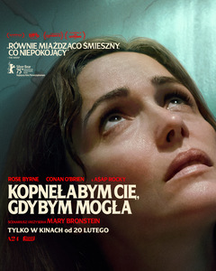 Kolorowy plakat. Zbliżenie na twarz kobiety, patrzącej z niepokojem w górę. W tle bladozielona ściana.