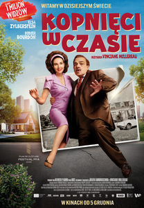 Kolorowy plakat. Para w dojrzałym wieku, kobieta i mężczyzna, obejmują się i wyskakują z ramki ze zdjęcia. W tle ulica na przedmieściach.