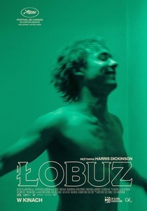 Kolorowy plakat. Rozmazane zdjęcie chłopaka z gołym torsem, tańczącego samotnie.