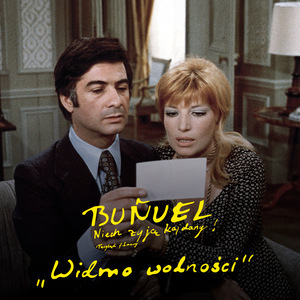 Kolorowe zdjęcie. Kobieta i mężczyzna, spoglądają razem na kartkę, czytają z niej.