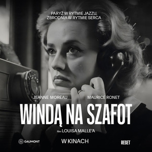 Czarno białe zdjęcie. Portret kobiety odbierającej telefon z przejętym wyrazem twarzy.