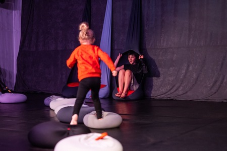 Dziewczynka skacze po poduszkach