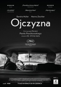 Czarno - biała fotografia kobiety i starszego mężczyzny przy siedzących w zabytkowym aucie. Nad nimi delikatny, biały napis z tytułem filmu.