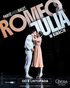 Na środku sceny stoją tytułowi Romeo i Julia. Tło czarne, u góry różowo - biały napis z tytułem retransmisji baletowej.