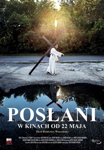 W świetle słońca drogą idzie mężczyzna z krzyżem na ramieniu. U dołu biały, duży tytuł filmu.