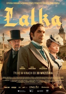 Plakat filmu „Lalka” – Na tle XIX-wiecznej Warszawy przedstawiono trzy główne postacie w strojach z epoki. W centrum stoi mężczyzna, po lewej starszy mężczyzna, a po prawej elegancka kobieta. Film w kinach od 30 września.