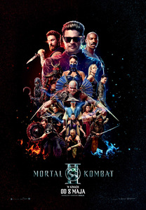 Na czarnym tle widzimy kolaż głównych bohaterów w ich bojowych strojach i z charakterystyczną bronią w rękach. U dołu stylizowany oryginalnie tytuł Mortal Kombat II.