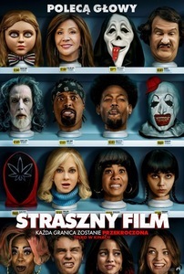 Na regałach w rzędach ułożone poodcinane głowy głównych postaci z popularnych horrorów. W dolnej części biały napis z tytułem filmu.