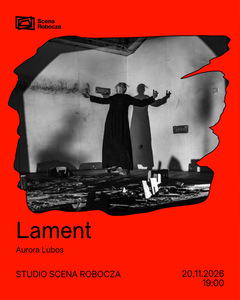 Czerwony plakat spektaklu „Lament” Aurory Lubos. W centrum, w poszarpanym kadrze, czarno-białe zdjęcie kobiety w czarnej sukni z rozłożonymi rękami i odchyloną głową na tle surowej ściany. U góry logo Scena Robocza, na dole data i miejsce spektaklu.