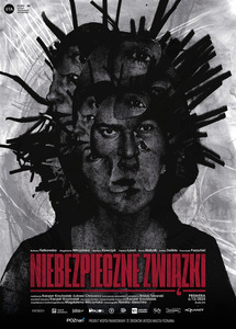 Plakat spektaklu „Niebezpieczne Związki” w czarno-białej estetyce. Centralnie widoczna twarz złożona z nakładających się fragmentów oczu, nosa i ust, tworząca niepokojący, surrealistyczny efekt. W tle geometryczne kształty i ciemna tekstura.