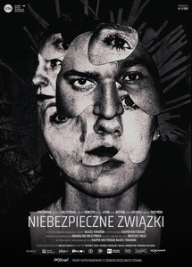 Plakat spektaklu „Niebezpieczne Związki” w czarno-białej estetyce. Centralnie widoczna twarz złożona z nakładających się fragmentów oczu, nosa i ust, tworząca niepokojący, surrealistyczny efekt. W tle geometryczne kształty i ciemna tekstura.