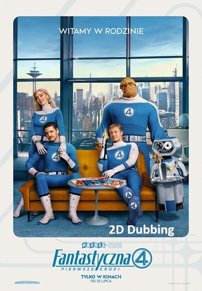 Plakat z tekstem Witamy w Rodzinie. Tytuł filmu u dołu plakatu: Fantastyczna 4. Pierwsze Kroki. Nad tytułem w stylizacji lat 60 XX wieku foto 4 superbohaterów i robota siedzących na kanapie w pokoju z wielkim oknem. Za oknem widać miasto przyszłości.