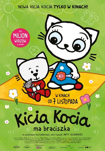 Plakat z tekstem: Nowa Kicia Kocia Tylko w Kinach. Tytuł: Kicia Kocia Ma Braciszka. Teksty na tle rysunku z Kicią Kocią i Jej braciszkiem siedzącymi na żółtym kocyki na zielonej trawiastej łące z kwiatkami, motylkiem i słoneczkiem.