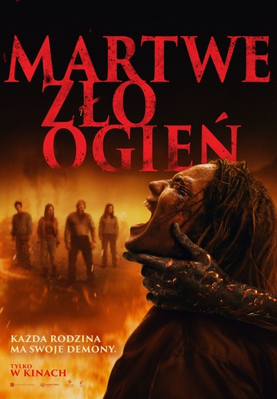 Plakat z tekstem: Każda Rodzina Ma Swoje Demony. Tytuł: Martwe Zło: Ogień. Teksty na tle obrazka krzyczącej stojącej bokiem kobiety mającej na szyi dziwne ciemne ręce. Dalej widać cztery postacie stojące wśród ognia.