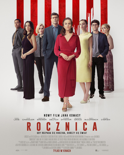 Plakat przedstawiający grupę bohaterów filmu na biało- czerwonym tle.