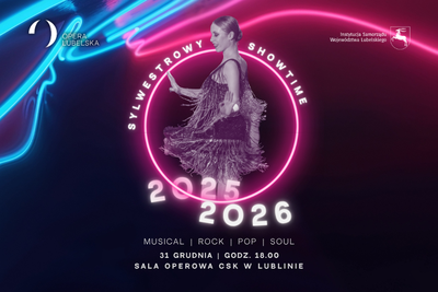 Na scenie występuje grupa tancerzy w eleganckich strojach i czarnych kapeluszach, oświetlona reflektorami. W tle widać orkiestrę. Na obrazie znajduje się napis: „SYLWESTROWY SHOWTIME! Widowisko sylwestrowe Opery Lubelskiej. Sylwester 2025