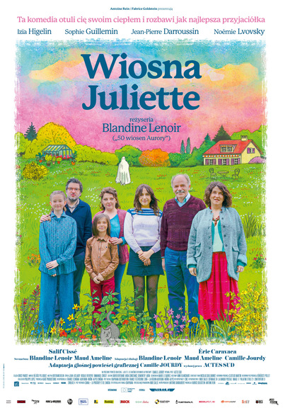 siedmioosbowa rodzina stojąca na tle wiosennej zieleni