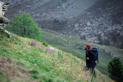 Zdjęcie przedstawiające bohatera na szlaku górskim.