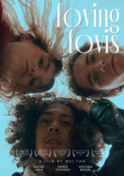 Plakat filmu „Loving Lovis”: troje młodych ludzi pochyla się nad kamerą i patrzy w dół, jakby na widza; ich twarze na tle jasnego, błękitnego nieba. U góry tytuł filmu, na dole nazwiska twórców oraz festiwalowe wyróżnienia.