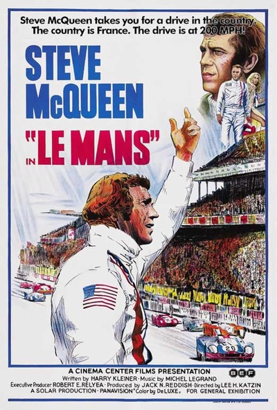 Plakat filmu „Le Mans” (1971): Steve McQueen w kombinezonie kierowcy unosi rękę na tle toru wyścigowego pełnego widzów i samochodów. Nad nim duży portret aktora oraz tytuł filmu i hasło o jeździe 200 mph we Francji.