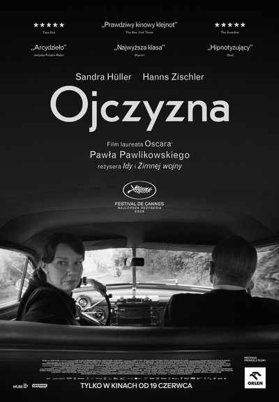 Plakat filmu „Ojczyzna” Pawła Pawlikowskiego w czerni i bieli. Przy stole siedzą kobieta i mężczyzna, oboje patrzą poważnie przed siebie. Minimalistyczna kompozycja podkreśla melancholijny i artystyczny charakter filmu.