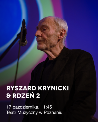 Starszy mężczyzna z profilu przed mikrofonem - w tle kolorowa projekcja.
