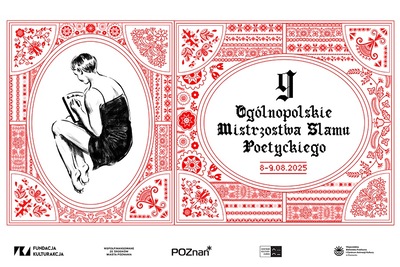 Po lewej stronie grafiki siedzi kobieta. Jest odwrócona tyłem, zapisuje coś na kartce. Na prawo napis: 9 Ogólnopolskie Mistrzostwa Slamu Poetyckiego oraz daty wydarzenia. Dookoła czerwona obwódka i ludowe motywy kwiatowe. Poniżej pasek z logotypami