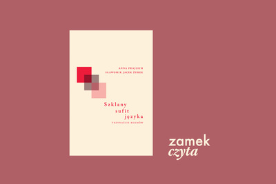 Bordowe tło z okładką książki Szklany sufit języka. Okładka w kolorze kremowym z trzema kwadratami czerwonym, szarym i różowym. Nakładają się na siebie po przekątnej. Obok kwadratów nazwiska: Anna Frajlich, Sławomir Jacek Żurek oraz logo Zamek Czyta
