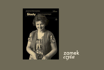 Na oliwkowym tle okładka książki Joanny Ostrowskiej pod tytułem „Ślady. Historia pewnego archiwum”. Na okładce uśmiechnięta kobieta w krótkich włosach, ubrana w kwiecistą sukienkę i kamizelkę.