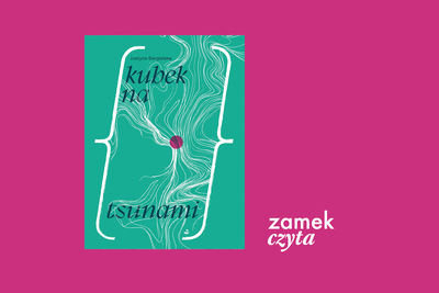 Na różowym tle turkusowo-zielona okładka książki Justyny Bargielskiej z tytułem Kubek na tsunami. Na okładce sieć linii ułożonych w różnych kierunkach. Połączone nawiasami po bokach. Na ich środku różowa kropka i nazwisko autorki oraz tytuł.