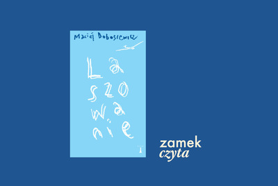 Na granatowym tle po prawej stronie znajduje się logo „Zamek Czyta”. Po lewej stronie w centrum widoczna jest błękitna okładka książki pt. „Laszowanie” i nazwisko autora Maciej Dobosiewicz.