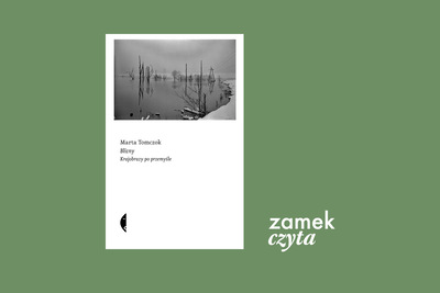 Na zielonym tle biała okładka książki z czarno- białym zdjęciem u góry. A na nim zimowy krajobraz. Zaśnieżone, zalane pole w oddali kikuty drzew. Pod zdjęciem napis Marta Tomczok, Blizny, Krajobraz po przemyśle. Obok okładki logo zamek czyta