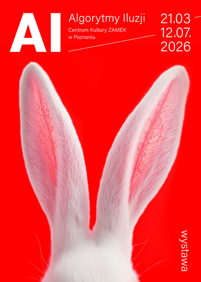 Na czerwonym tle widoczne białe królicze uszy, w których zaznaczono różowe, schematyczne wzory przypominające układy elektroniczne. U góry biały napis AI - Algorytmy Iluzji. Centrum Kultury ZAMEK w Poznaniu. Wystawa. Po prawo daty 21.03–12.07.2026.