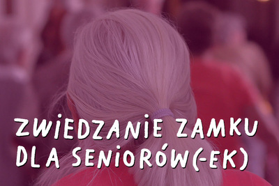 Zdjęcie przedstawia grupę seniorów spacerujących we wnętrzach Zamku. Kadr jest pokryty odcieniem czerwieni. Na dole widnieje napis ZWIEDZANIE ZAMKU DLA SENIORÓW.