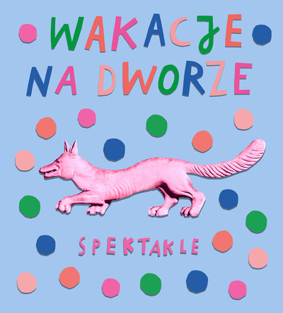 Jasnoniebieskie tło. W centralnej części różowy rysunek lisa nawiązujący do zamkowej rzeźby . Powyżej kolorowy napis WAKACJE NA DWORZE. Pod rysunkiem różowy napis SPEKTAKLE. Całość otoczona dużymi, kolorowymi kropkami.