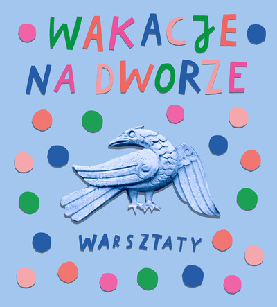 Jasnoniebieskie tło. W centralnej części niebieski rysunek ptaka nawiązujący do zamkowej rzeźby . Powyżej kolorowy napis WAKACJE NA DWORZE. Pod rysunkiem granatowy napis WARSZTATY. Całość otoczona dużymi, kolorowymi kropkami.
