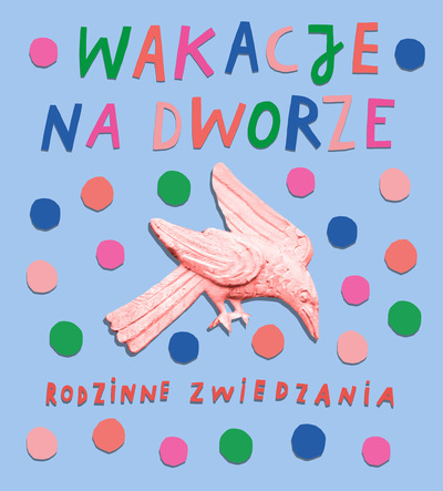 Jasnoniebieskie tło. W centralnej części pomarańczowy rysunek ptaka nawiązującym do zamkowej rzeźby . Powyżej kolorowy napis WAKACJE NA DWORZE. Pod rysunkiem czerwony napis RODZINNE ZWIEDZANIA. Całość otoczona dużymi, kolorowymi kropkami.