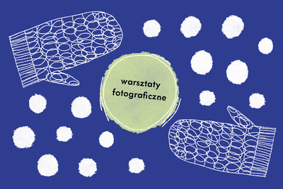 Na granatowym tle w centralnej części okrąg z napisem warsztaty fotograficzne. Dookoła białe kule różnej wielkości. W narożnikach prawym dolnym oraz lewym górnym rysunek jednopalczastej rękawicy.