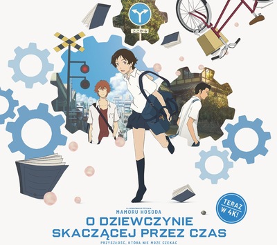 Kolorowa grafika. Kolaż animowanych elementów. Dziewczyny w szkolnym mundurku, kół zębatych, osoby idącej po przejściu dla pieszych, osoby w ogródku, roweru. Tło grafiki jest białe.
