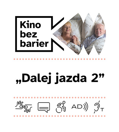 Kolorowe zdjęcie. Dwoje starszych ludzi w łóżku. Kobieta ma na głowie welon. Oboje uśmiechają się promiennie.