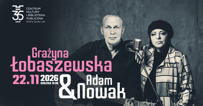 Czarno-białe zdjęcie przedstawia siedzącego dojrzałego białego mężczyznę. Mężczyzna trzyma pod prawą ręką gitarę klasyczną. Towarzyszy mu nieco starsza biała kobieta. Na głowie ma czapkę.