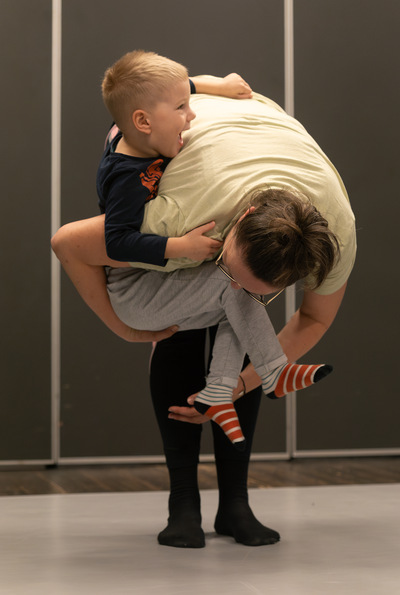 Dziecko i rodzic spleceni w uścisku