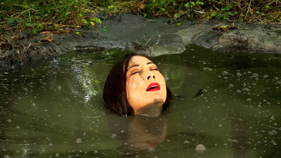 Kadr z filmu. Głowa kobiety wystająca ponad powierzchnią wody.