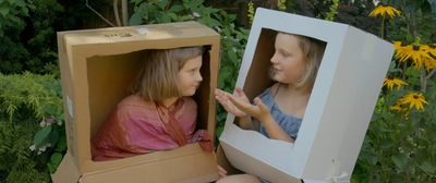 Kadr z filmu dwie dziewczynki patrzą na siebie