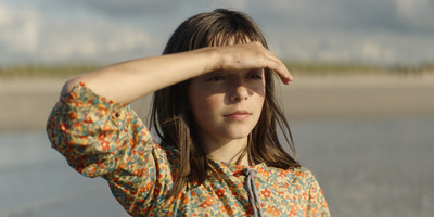 Kadr z filmu dziewczynka wypatrująca czegoś