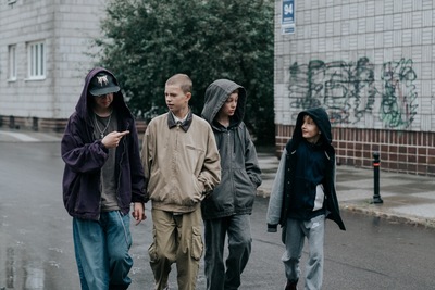 Kadr z filmu czterech chłopaków idzie i rozmawia ze sobą