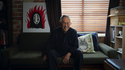 Kadr z filmu. Mężczyzna siedzący na kanapie.