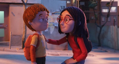 Kadr z filmu dziewczynka i chłopiec uśmiechają się do siebie